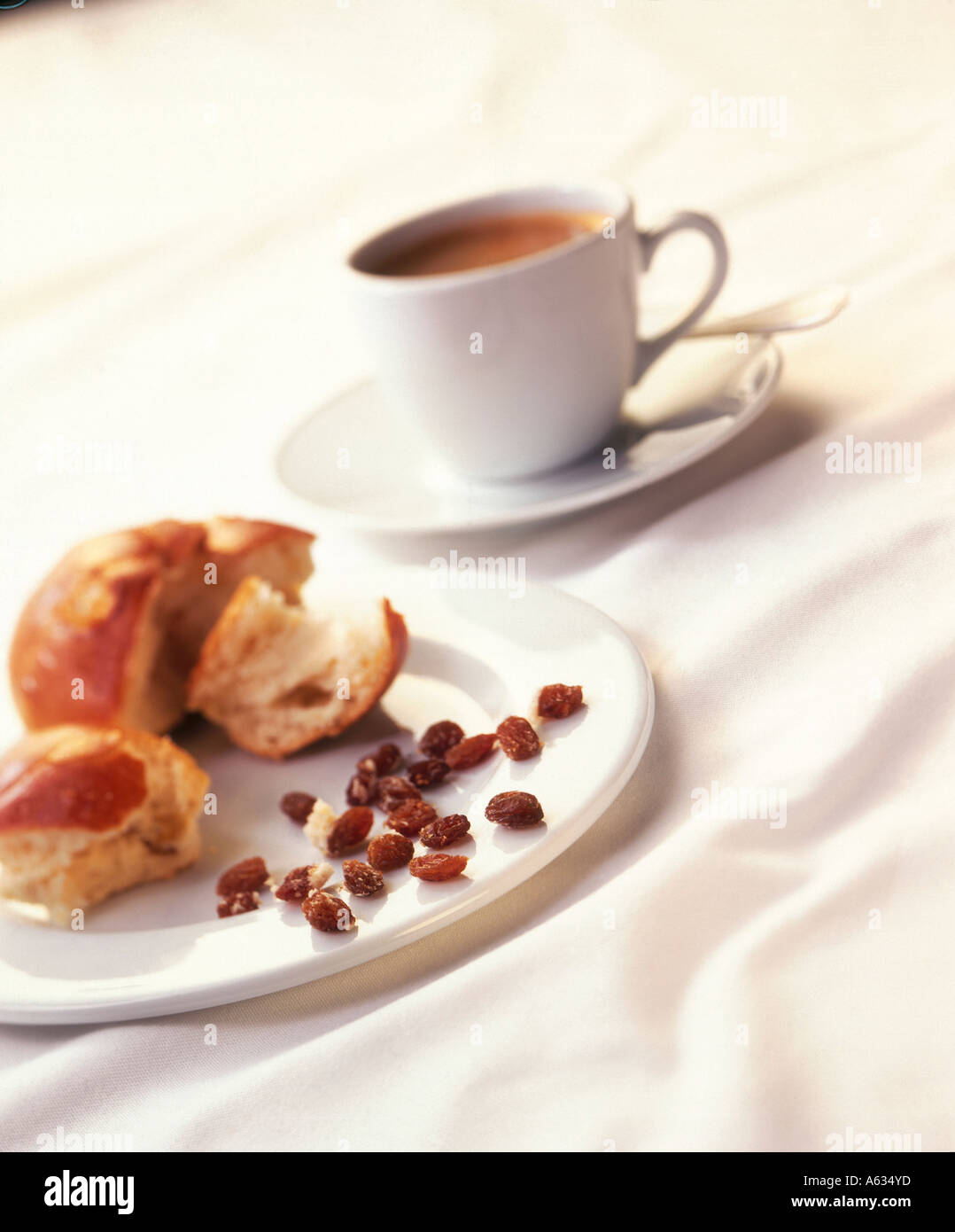 Nahaufnahme von Rosinenbrot auf Platte Stockfoto