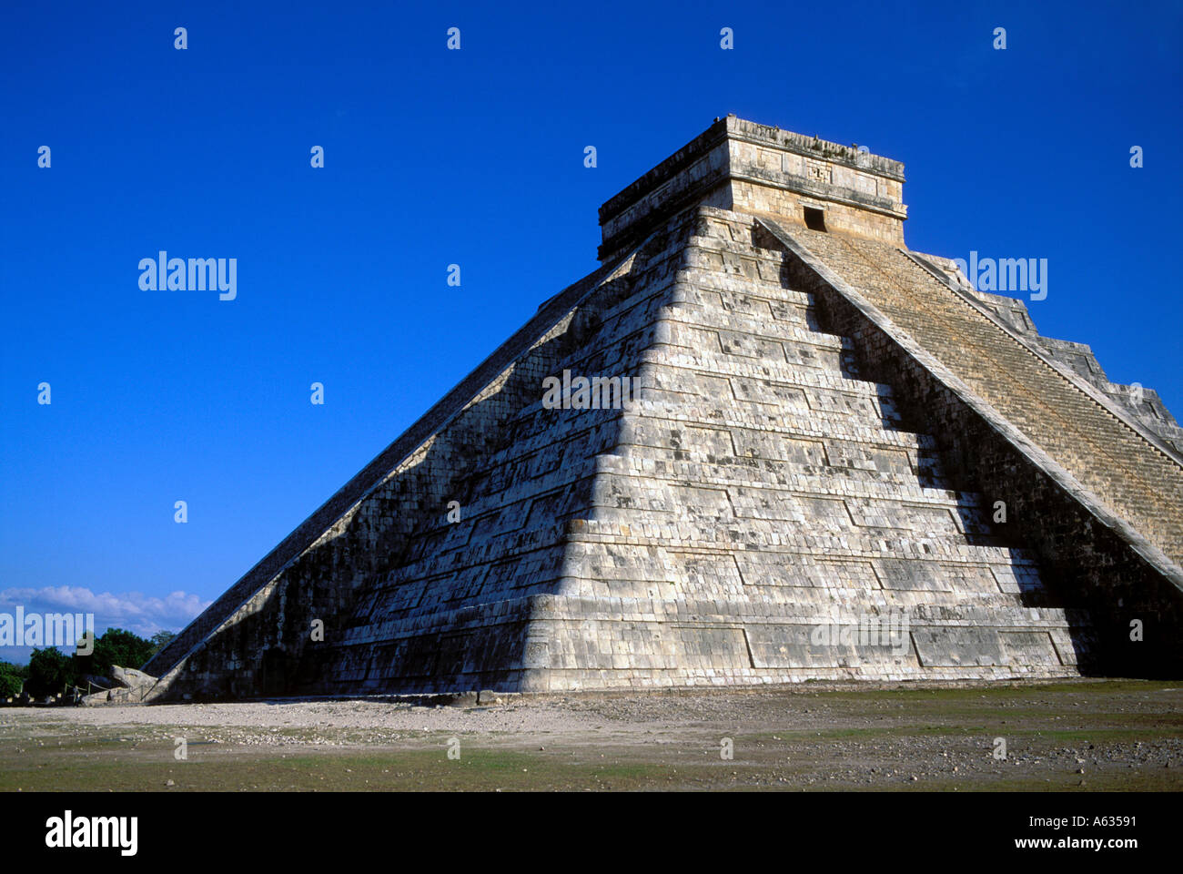 Mexiko, Chichen Itza, El Castillo Pyramide des Kukulcan Frühlings Tagundnachtgleiche Schatten auf der Seite der Stufen Stockfoto