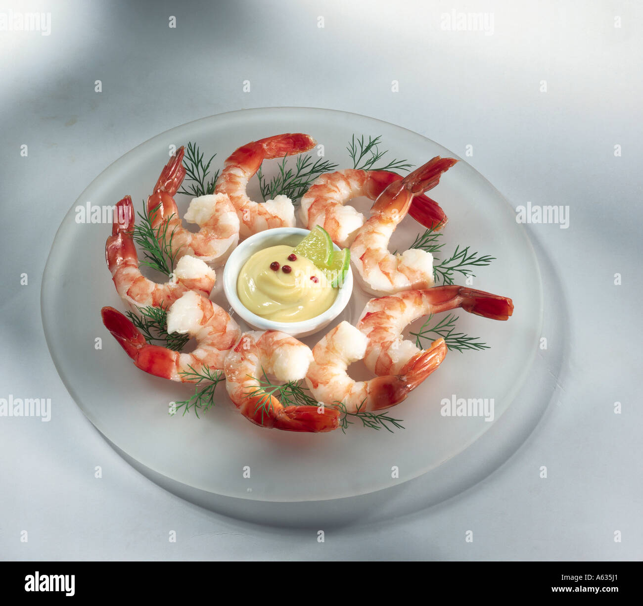 Erhöhte Ansicht von Shrimps und Dill-Dip auf Platte Stockfoto