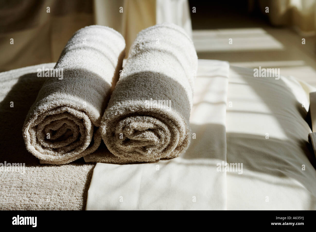 Nahaufnahme von zusammengerollten Handtüchern Stockfoto