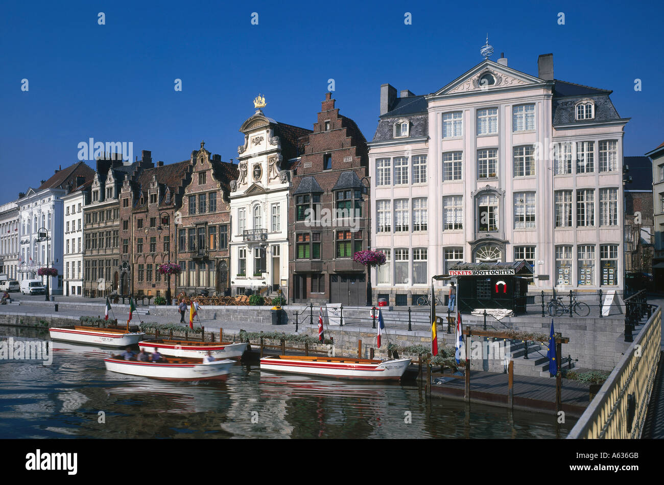 Boote am Hafen vor historischen Häusern, Gent, Belgien Stockfoto