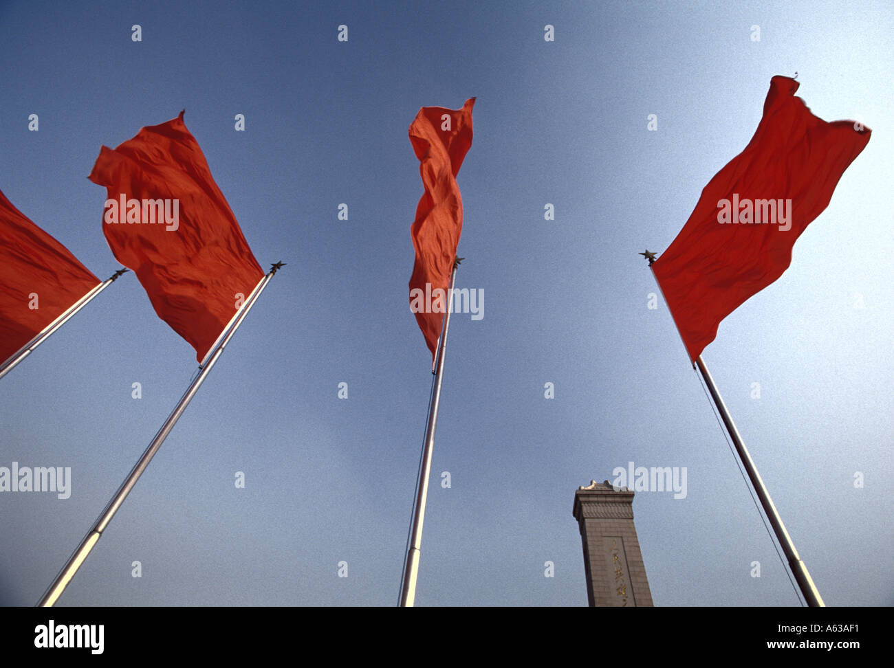 Rote Fahnen über Tienanmen-Platz in Peking China Stockfoto