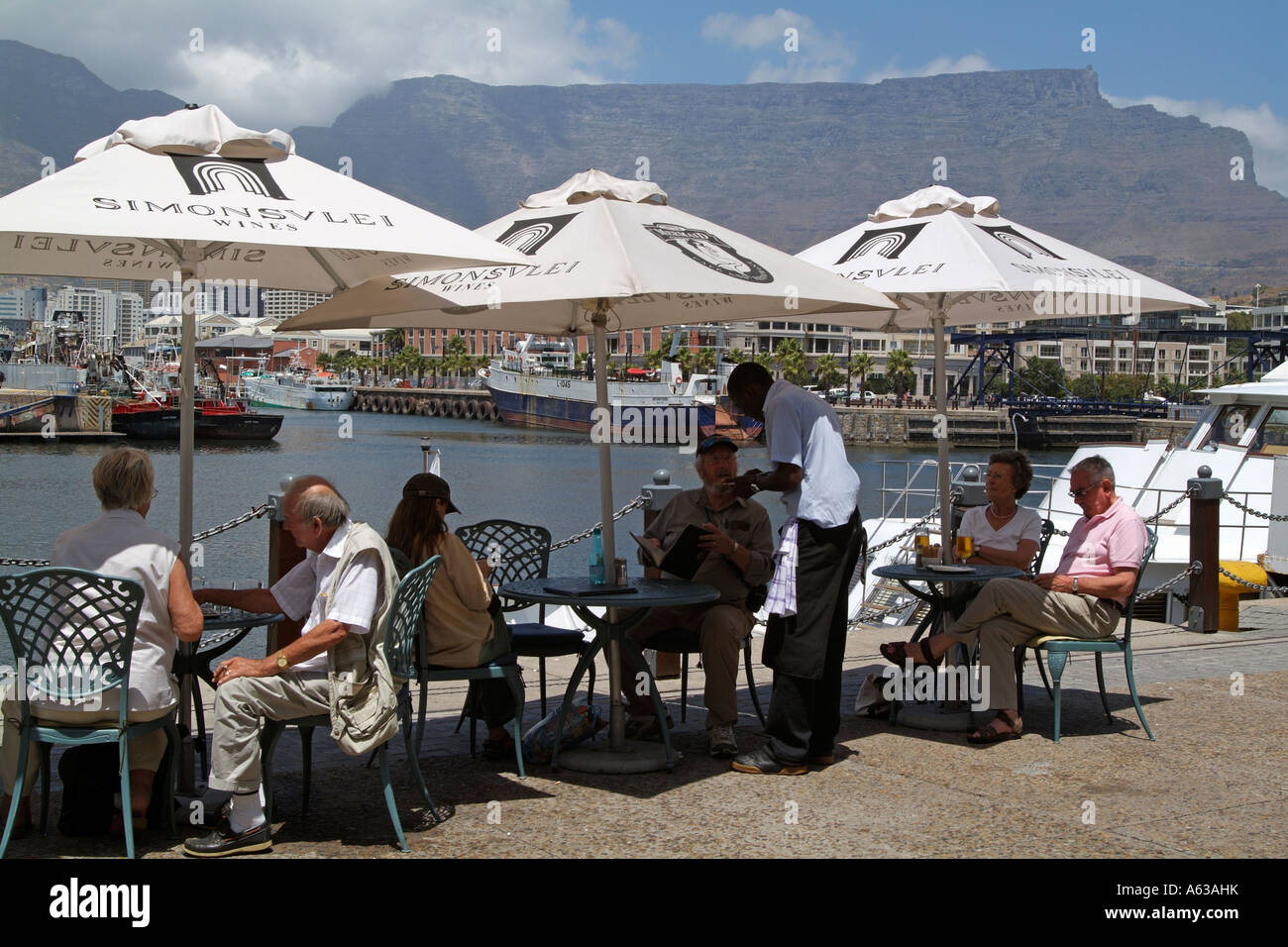 Menschen Essen und trinken. Cape Town Südafrika RSA. Speisen im Freien. Stockfoto