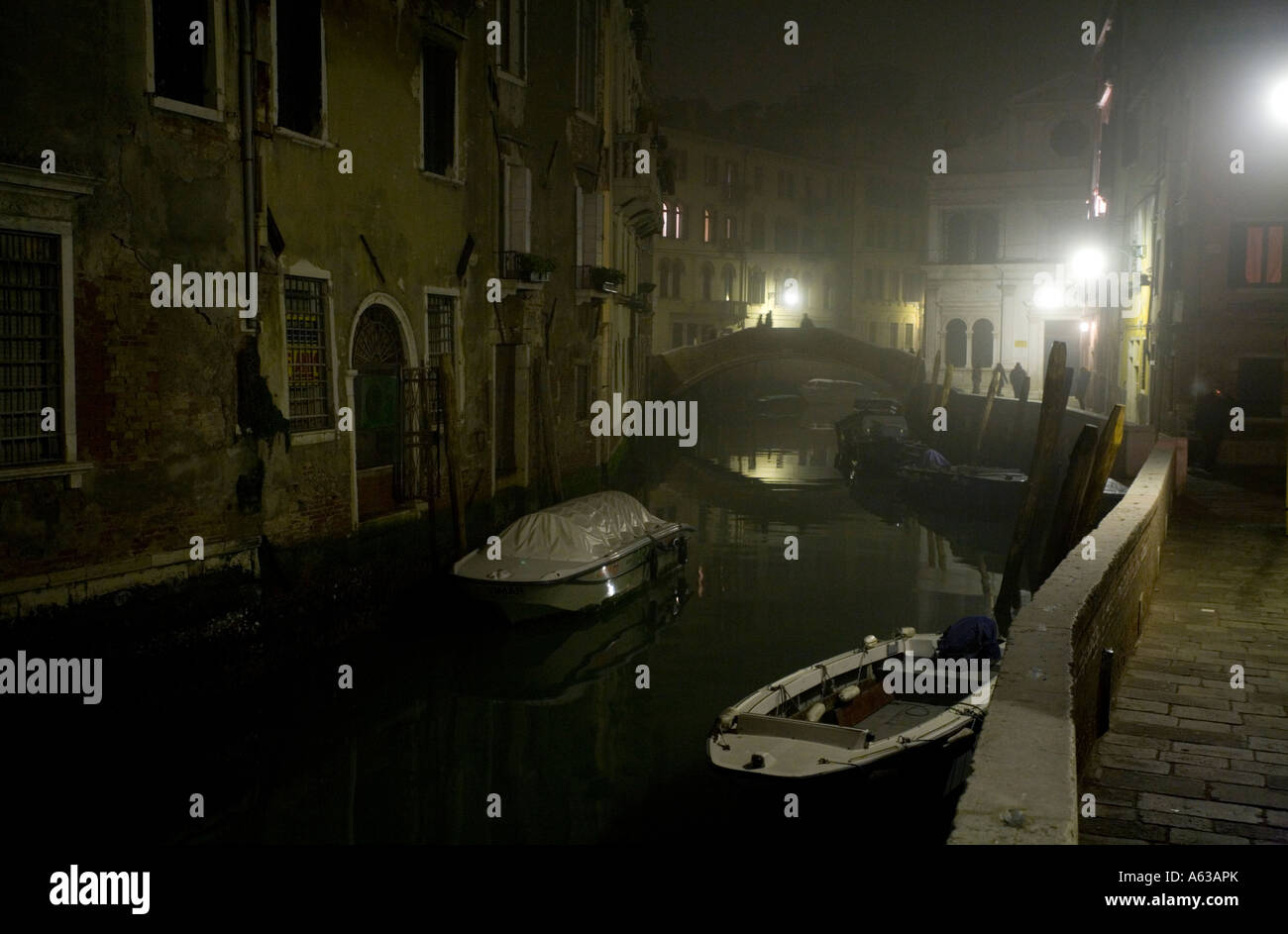 Eine neblige Februar-Nacht in Venedig-Italien Stockfoto