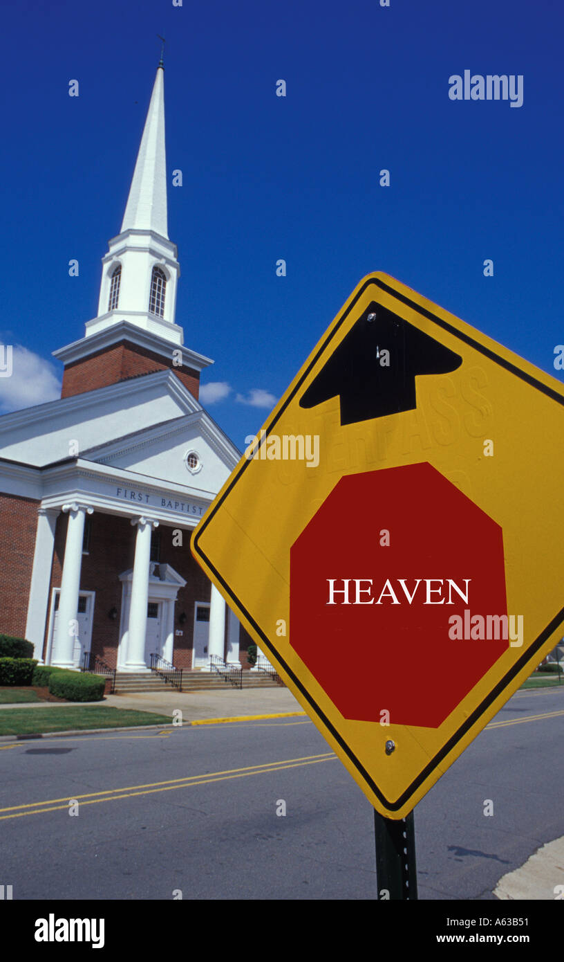 Himmel Zeichen außerhalb der First Baptist Church in Monroe Louisiana dies gesehen änderte sich von einem 4-Wege-Stop-Schild mithilfe von Adobe Stockfoto