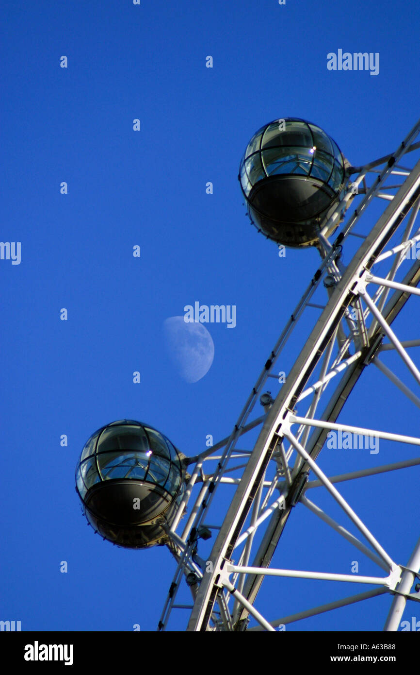 London Augenkapseln in Nahaufnahme gegen einen klaren blauen Winter Himmel mit dem Mond im Hintergrund Stockfoto