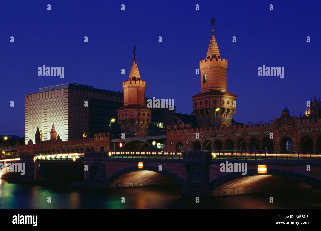Bogenbrücke über den Fluss, Oberbaumbrücke, Berlin, Deutschland Stockfoto