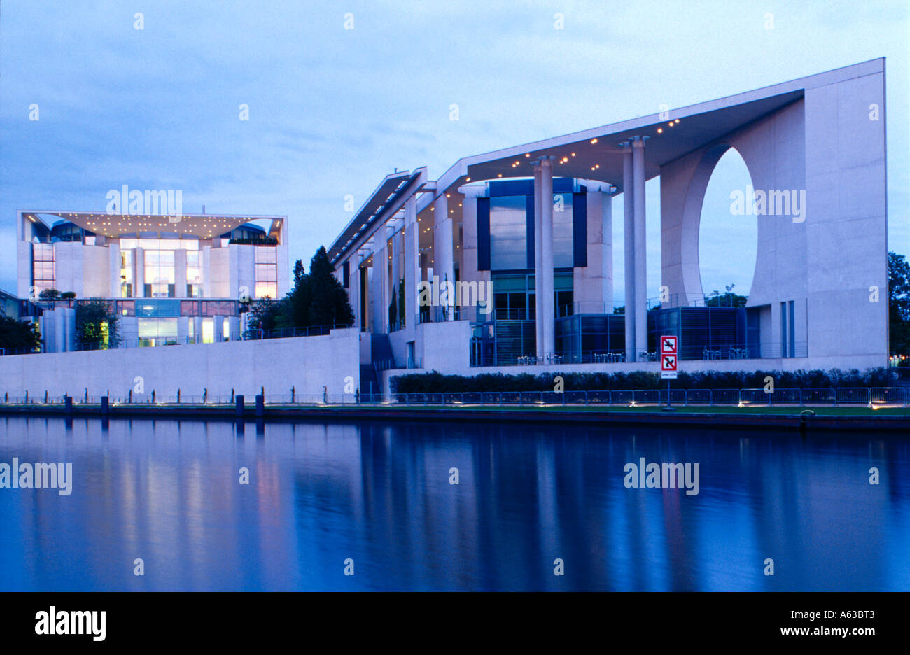 Kanzler Gebäude am Flussufer, Berlin, Deutschland Stockfoto
