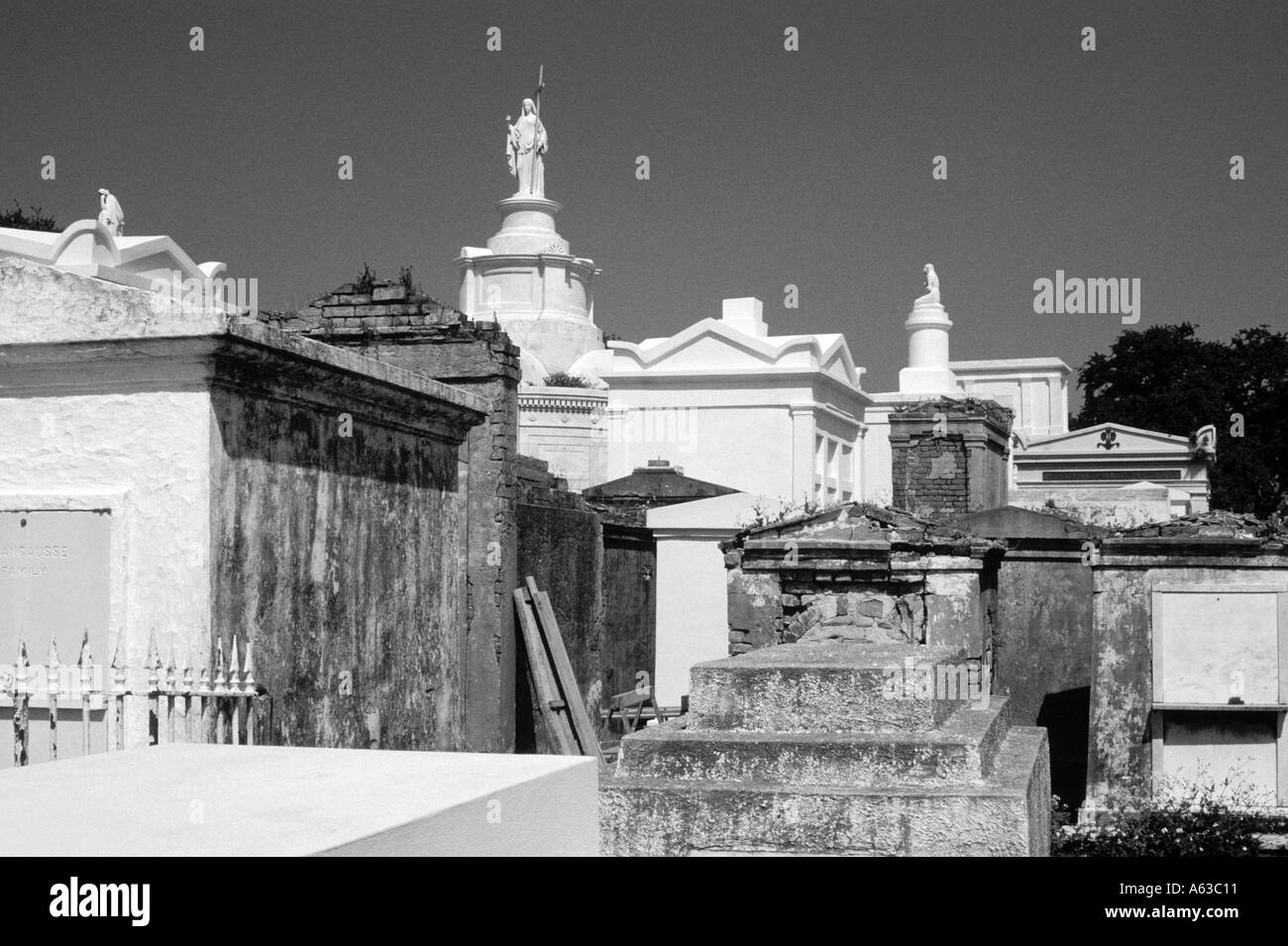 Historische St. Louis Cemetery No 1 der Stadt s älteste Friedhof, das Grab des Voodoo angezeigt werden, Königin Marie Laveau New Orleans Stockfoto