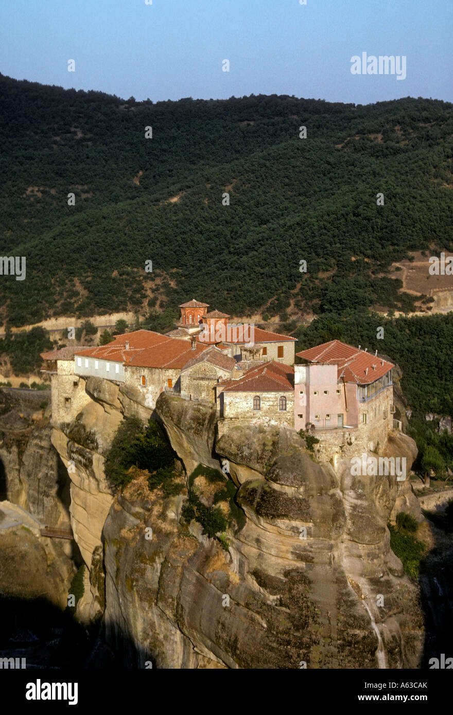 Das heilige Kloster Varlaam an den Meteora in der Nähe von Städten Kalambaka und Kastraki in Mitteleuropa Griechenland Stockfoto