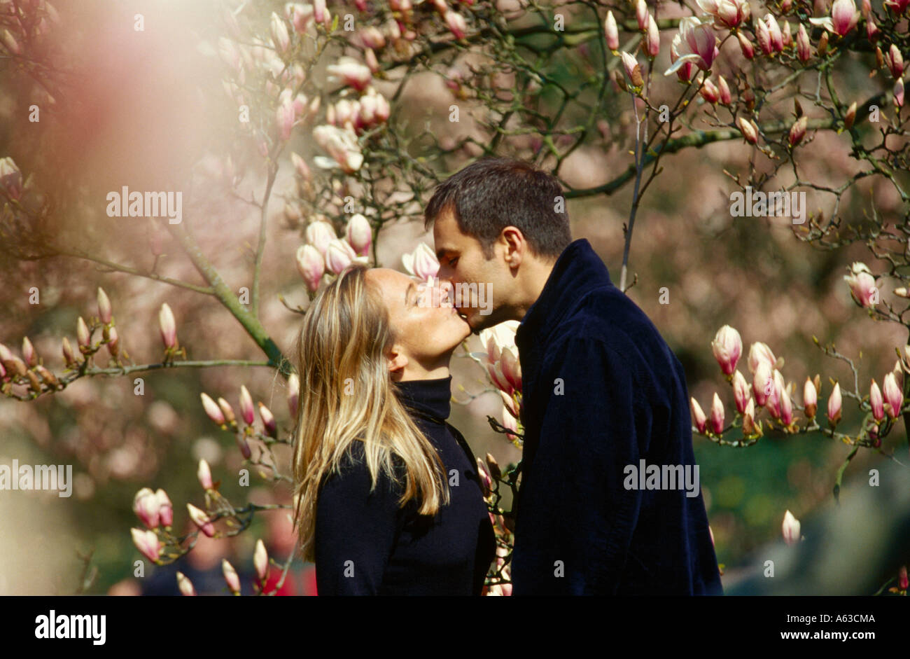 Seitenansicht der Mitte erwachsenes paar küssen einander Stockfoto