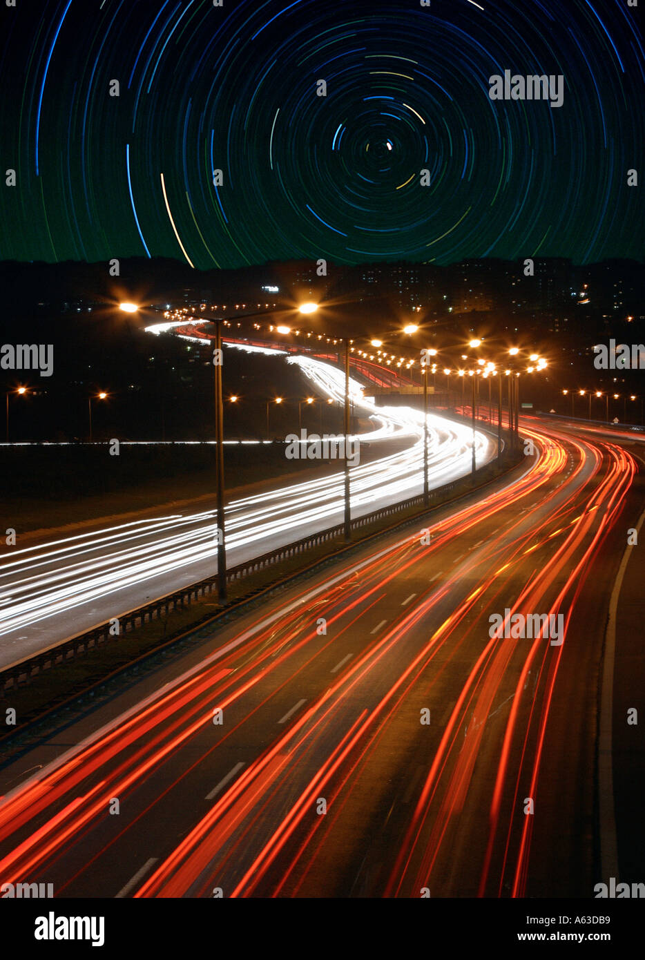 Autolicht und Sternspuren composite Stockfoto