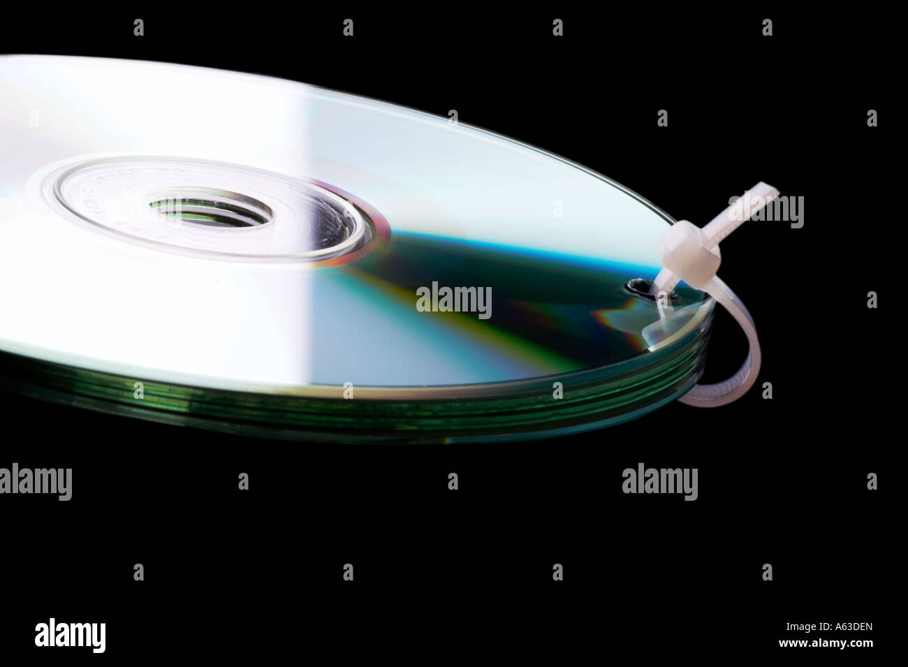 Konzept zur Datensicherheit, einzelne DVD mit Key isoliert auf schwarz baclground Stockfoto