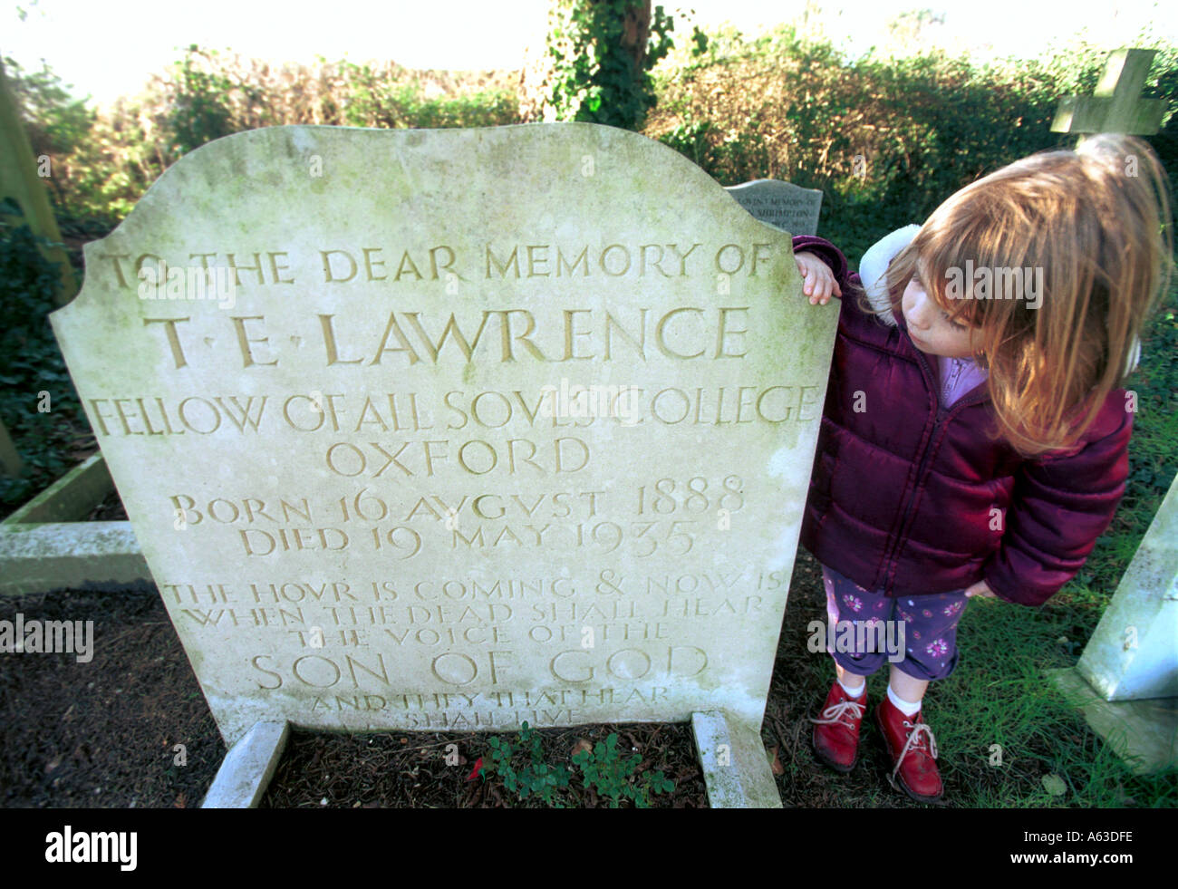 Ein Kind am Grab von Col T E Lawrence Lawrence von Arabien Anglo Irish Soldat und Schriftsteller 1888 1935 in Moreton in Dorset UK Stockfoto