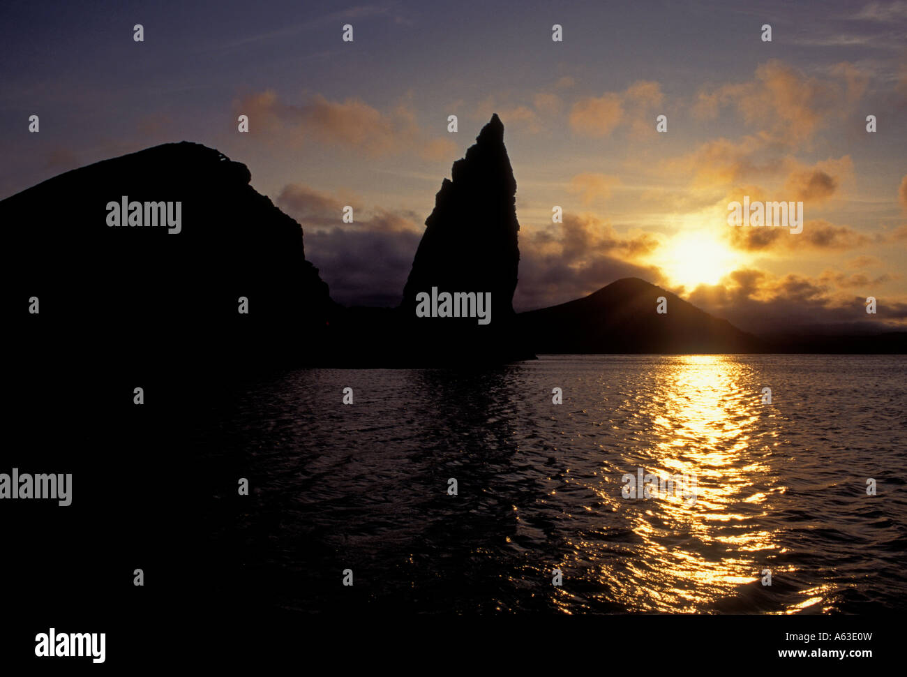 Sonnenuntergang, Pinnacle Rock, Bartolome Insel, Galapagos-Inseln, Provinz Galapagos, Ecuador, Südamerika Stockfoto