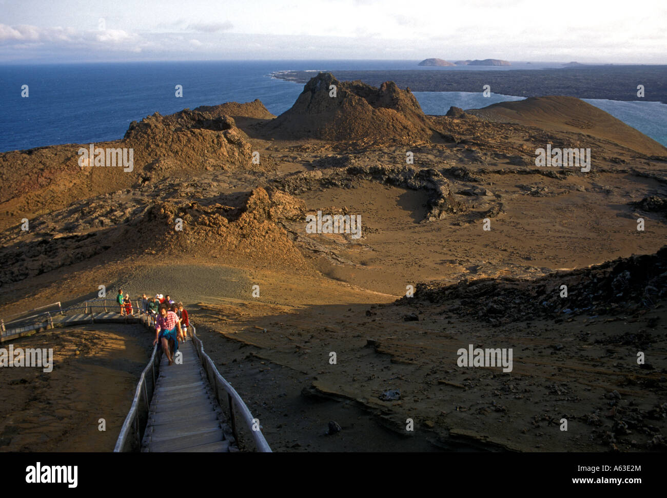 Vulkankegel, Touristen, geführte Tour, Bartolome Insel, Galapagos-Inseln, Provinz Galapagos, Ecuador, Südamerika Stockfoto