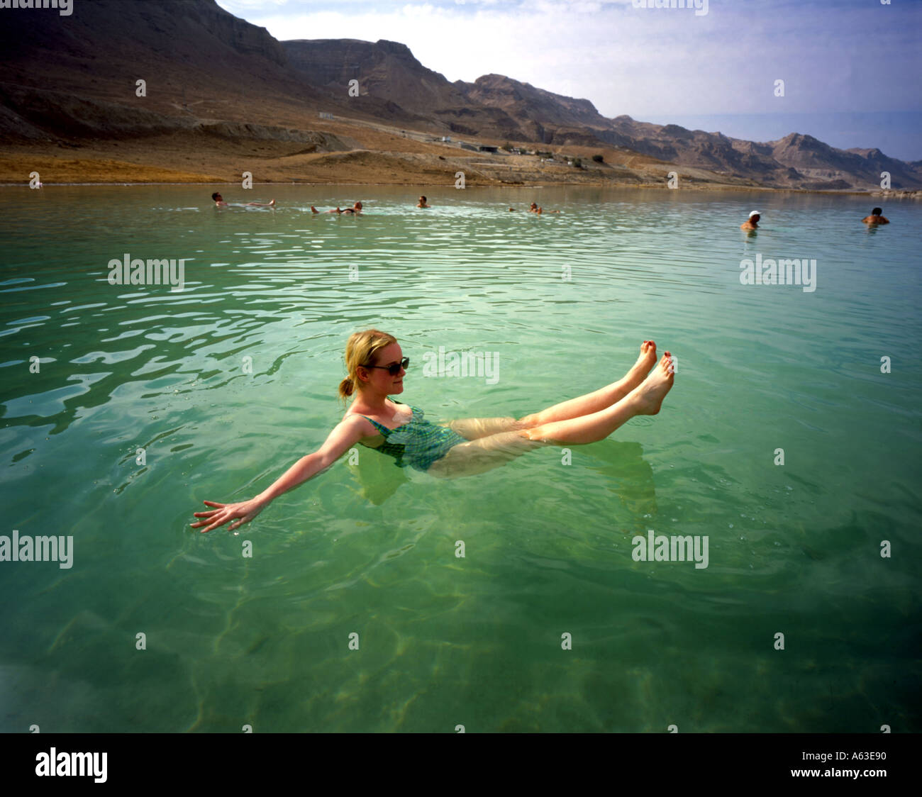 Eine Mädchen schwebt im Toten Meer in Israel Stockfoto