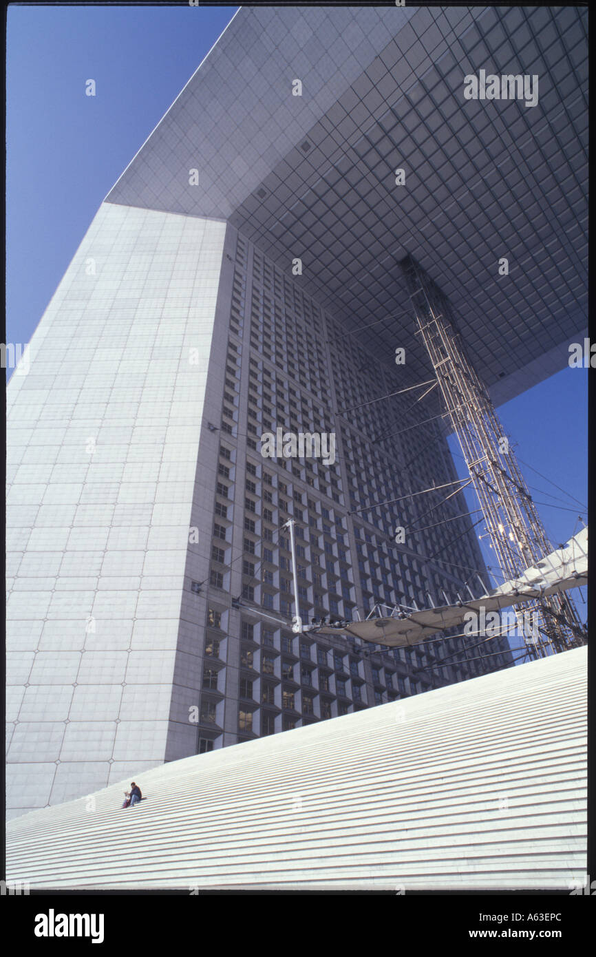 Niedrigen Winkel Ansicht des Triumphbogens in Stadt, Le Grand Arch, La Défense, Paris, Frankreich Stockfoto