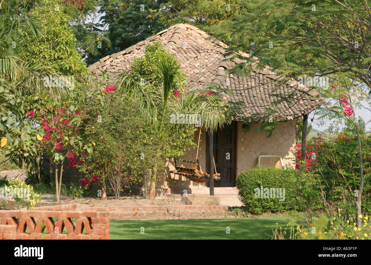 Rann Riders Resort wo in Luxus-Versionen der traditionellen Stammes-Cottages in Little Rann Of Kutch, Gujarat, Indien Gäste Stockfoto