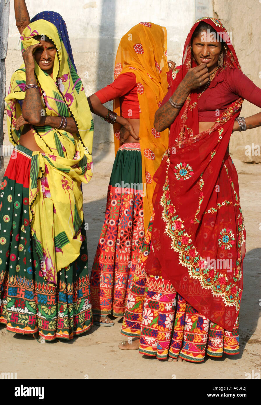 Vibrantly farbigen tätowierten Frauen des Stammes Bharwad in Ambala Village Gujarat Stockfoto