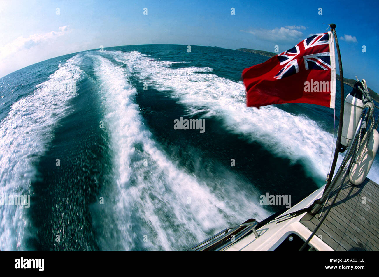 Weck aus Motorboot Überquerung Ärmelkanal mit Red Ensign Fahne Stockfoto