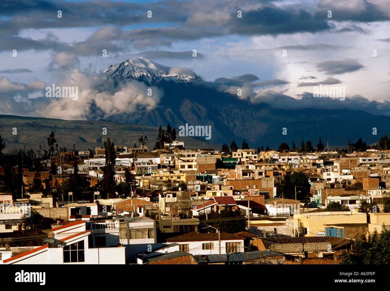 Vulkan Tungurahua, stratovulkan aus Stadt San Pedro de Riobamba, Provinz Chimborazo, Ecuador, Südamerika gesehen Stockfoto