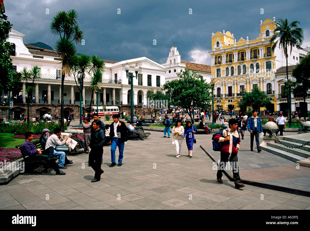 Ecuadorans, ecuadorianischen, Menschen, öffentlichen Platz, der Plaza de la Independencia, Independence Square, Calle Chile, Quito, Provinz Pichincha, Ecuador Stockfoto