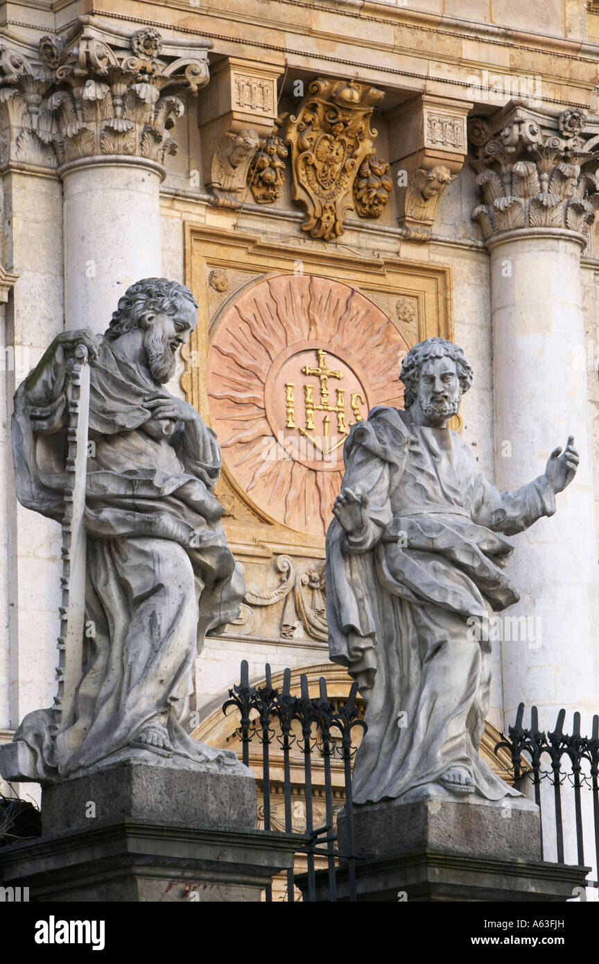 Statuen der Apostel vor der Kirche St. Peter und St. Paul auf Ulica Grodzka, Krakau, Polen Stockfoto