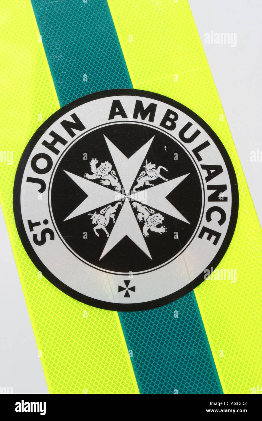 St John Ambulance Symbol auf Dayglo reflektierenden Hintergrund Stockfoto