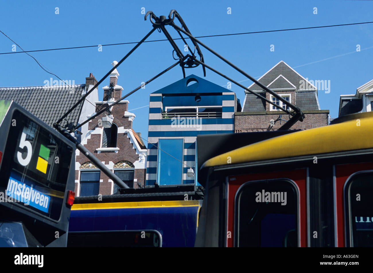 Das postmoderne Gebäude bei Rokin 99 durch Straßenbahn Kabel in Amsterdam gesehen Stockfoto