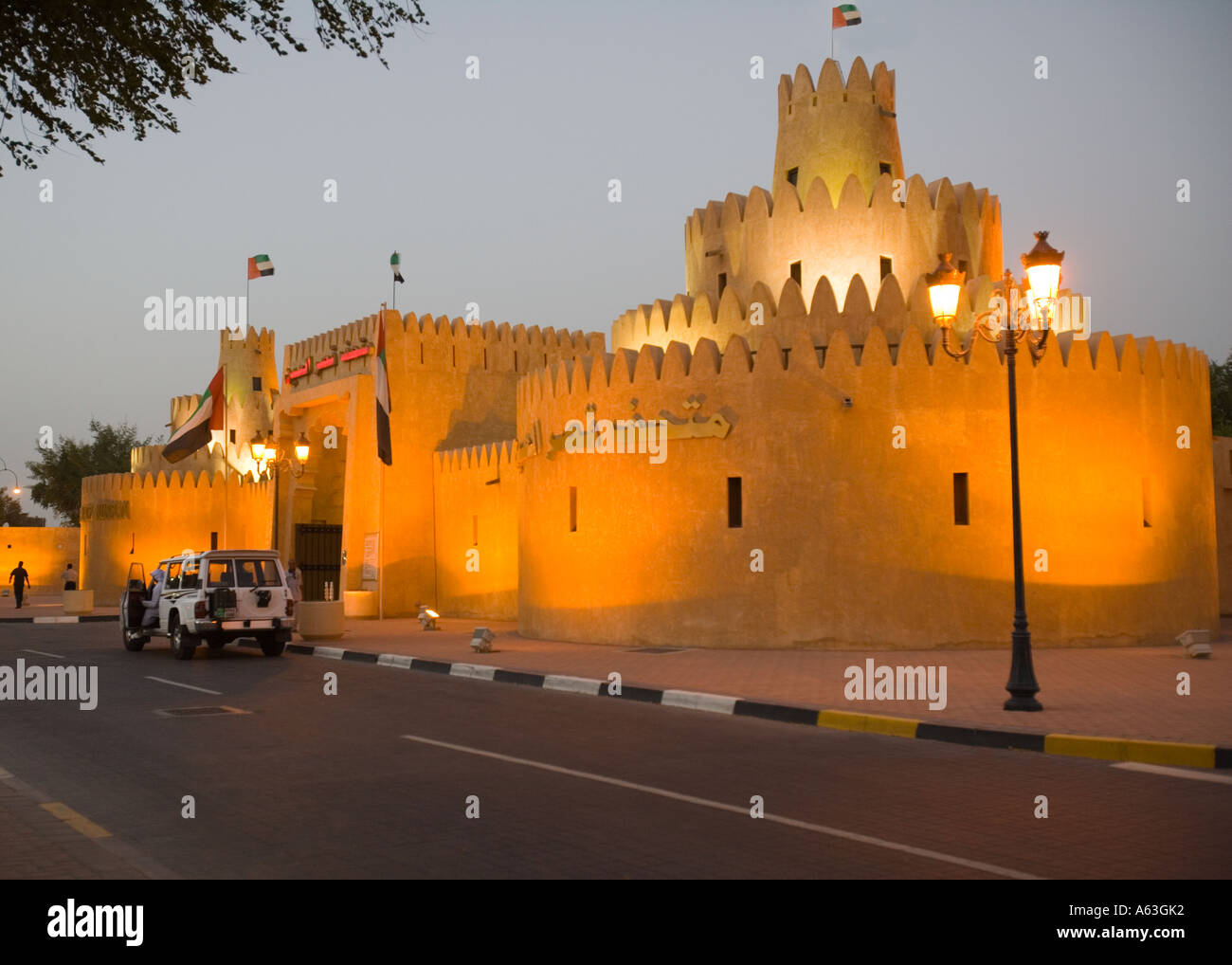 Al Ain Palace Museum, Al Ain, Abu Dhabi, Vereinigte Arabische Emirate in der Abenddämmerung Stockfoto