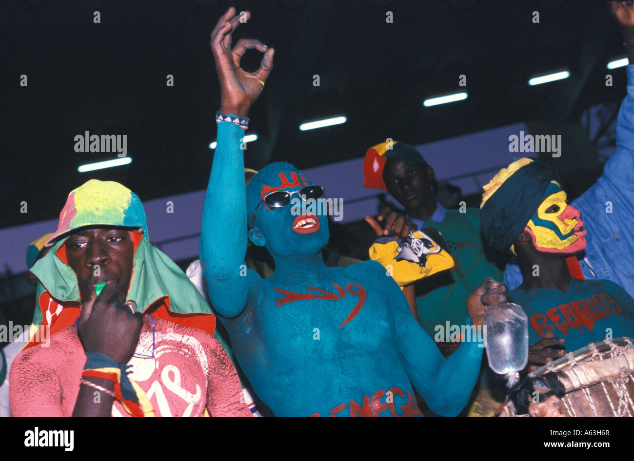 Malte Senegal Anhänger mit einer Tasche von Wasser bei einem African Cup of Nations internationalen Fußballspiel, Bamako, Mali, 2002. Stockfoto