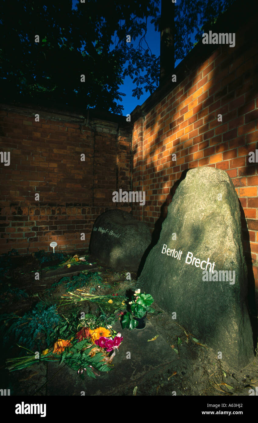 Blumen auf Grabstein im Friedhof, Berlin, Deutschland Stockfoto
