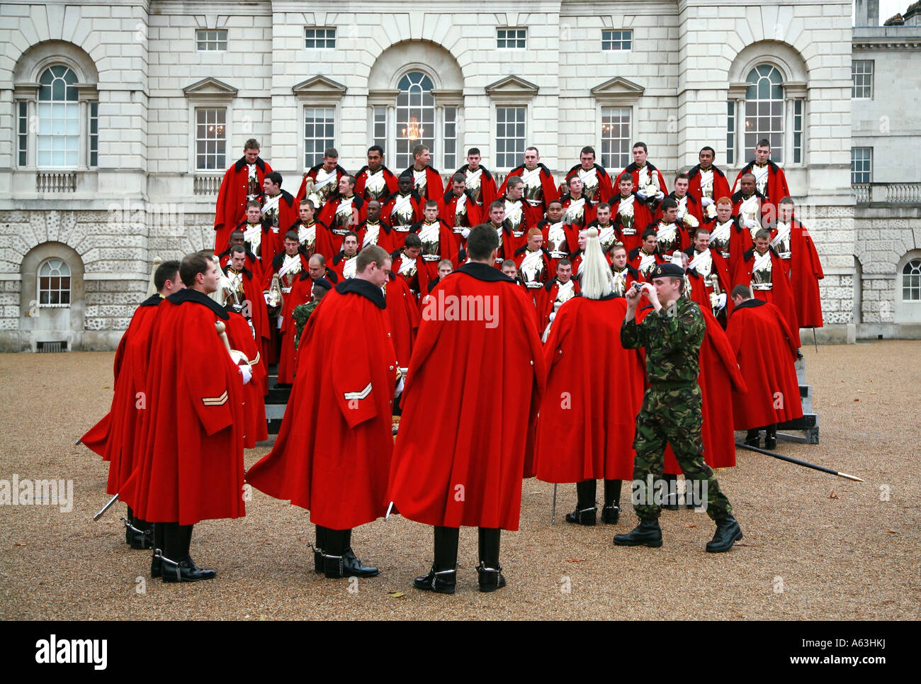 Haushalt Kavallerie Line-up für ein Gruppenfoto in Horse Guards Parade London Stockfoto