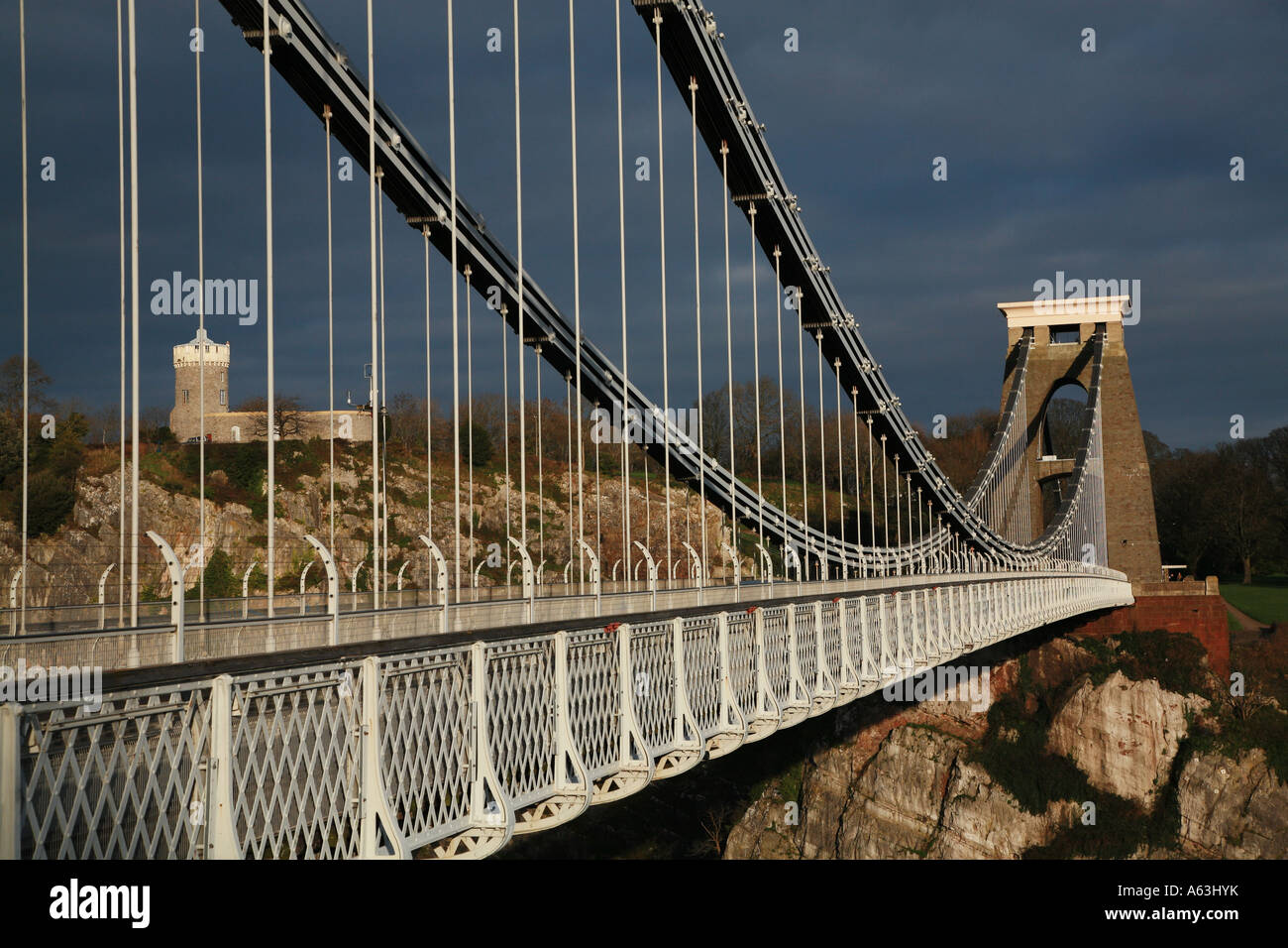 Die Beobachtungsstelle gegen einen schwarzen Himmel und Clifton Suspension Bridge Stockfoto