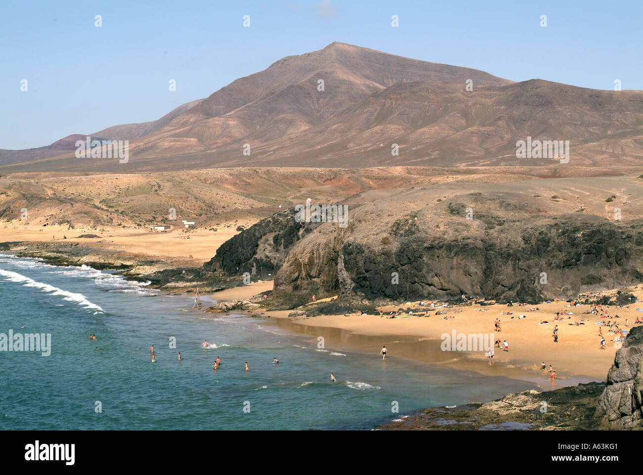 Touristen am Strand Papagayo Strand, Lanzarote, Kanarische Inseln, Spanien Stockfoto
