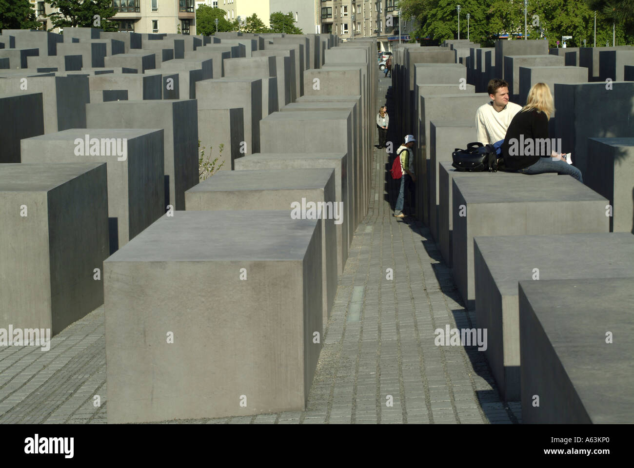 Besucher am Holocaust Mahnmal, Berlin, Deutschland Stockfoto