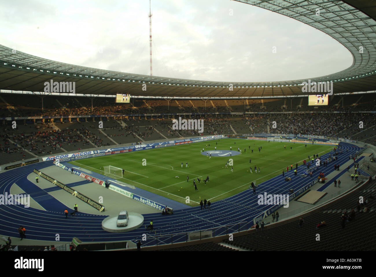 Zuschauer im Fußball Stadion, Olympiastadion, Berlin, Deutschland Stockfoto Zuschauer im Fußball Stadion, Olympiastadion, Berlin, Deutschland Stockfoto