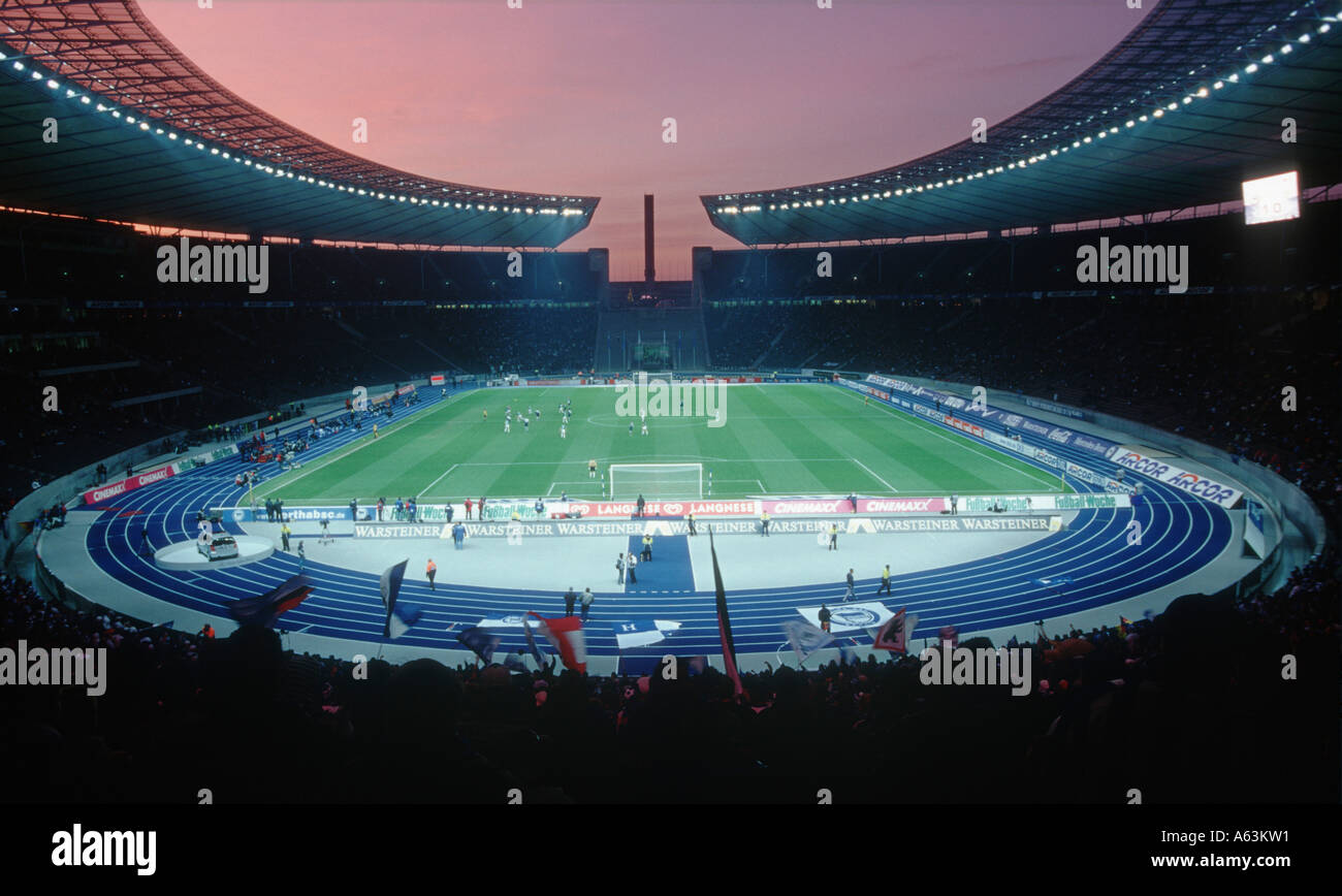 Zuschauer im Fußball Stadion, Olympiastadion, Berlin, Deutschland Stockfoto