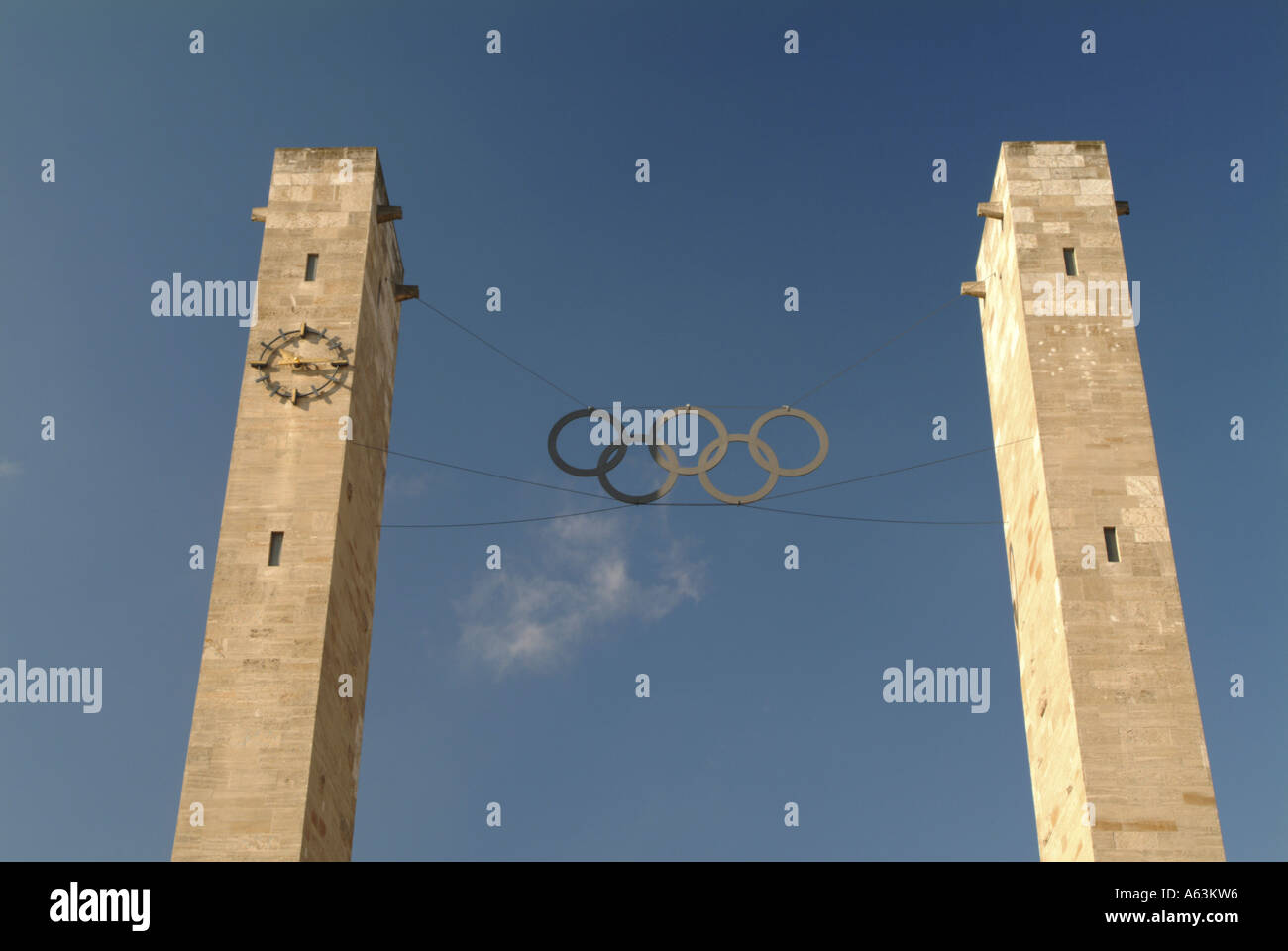 Niedrigen Winkel mit Blick auf Olympische Schriftzug, Olympiastadion, Berlin, Deutschland Stockfoto