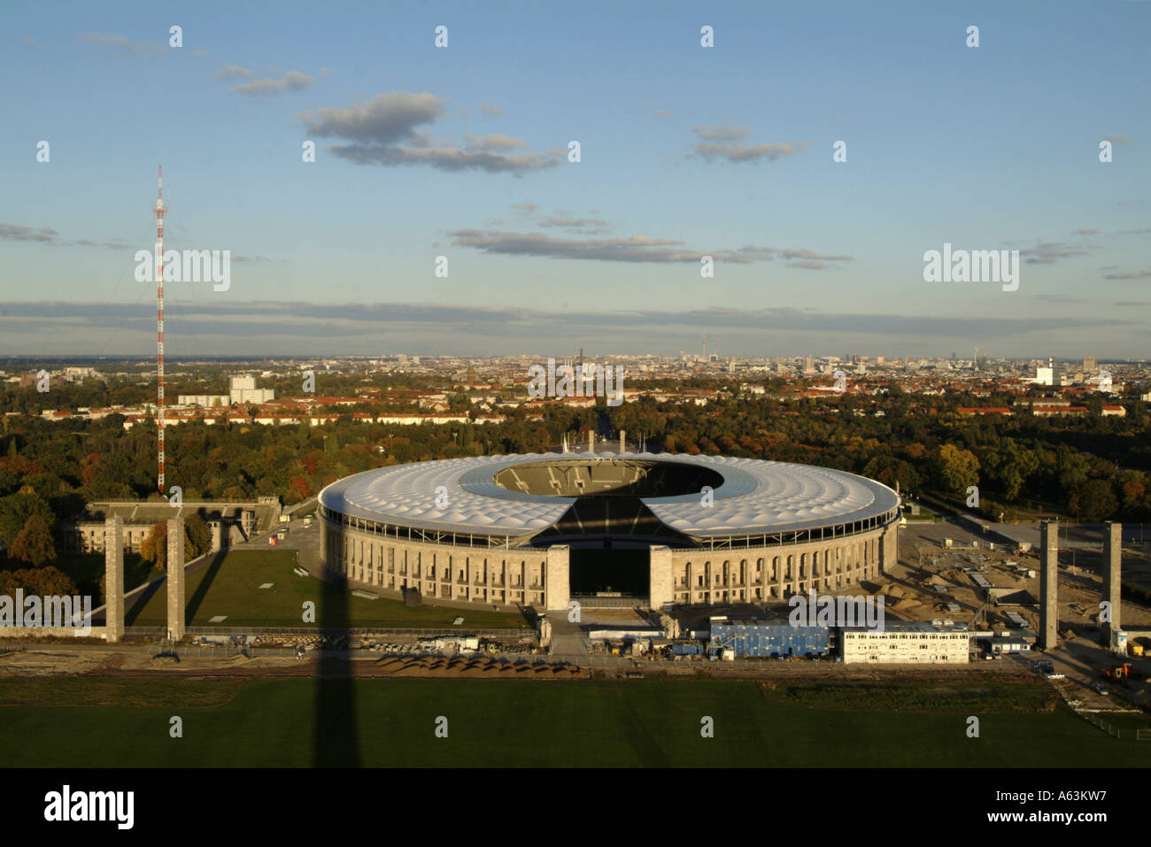 Erhöhte Ansicht von Fußball Stadion, Olympiastadion, Berlin, Deutschland Stockfoto