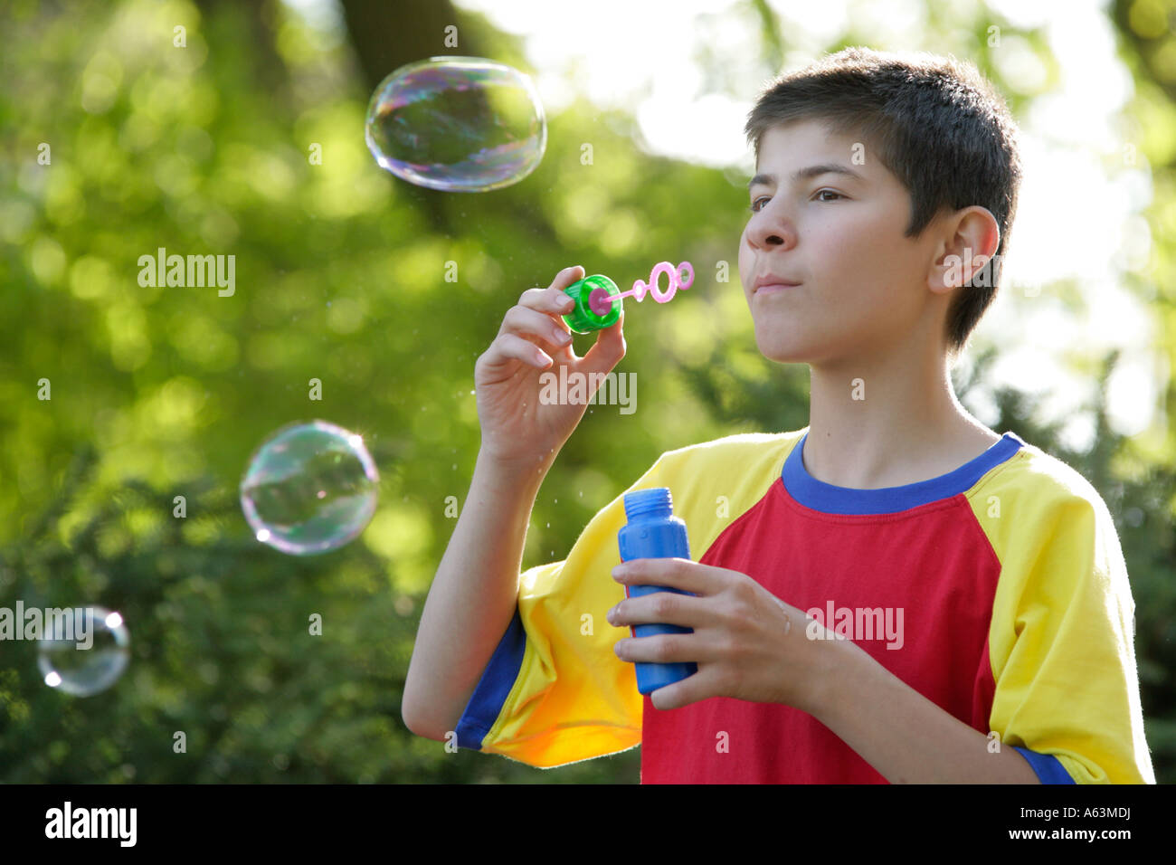 Porträt eines jungen Mannes, der macht Seifenblasen Stockfoto