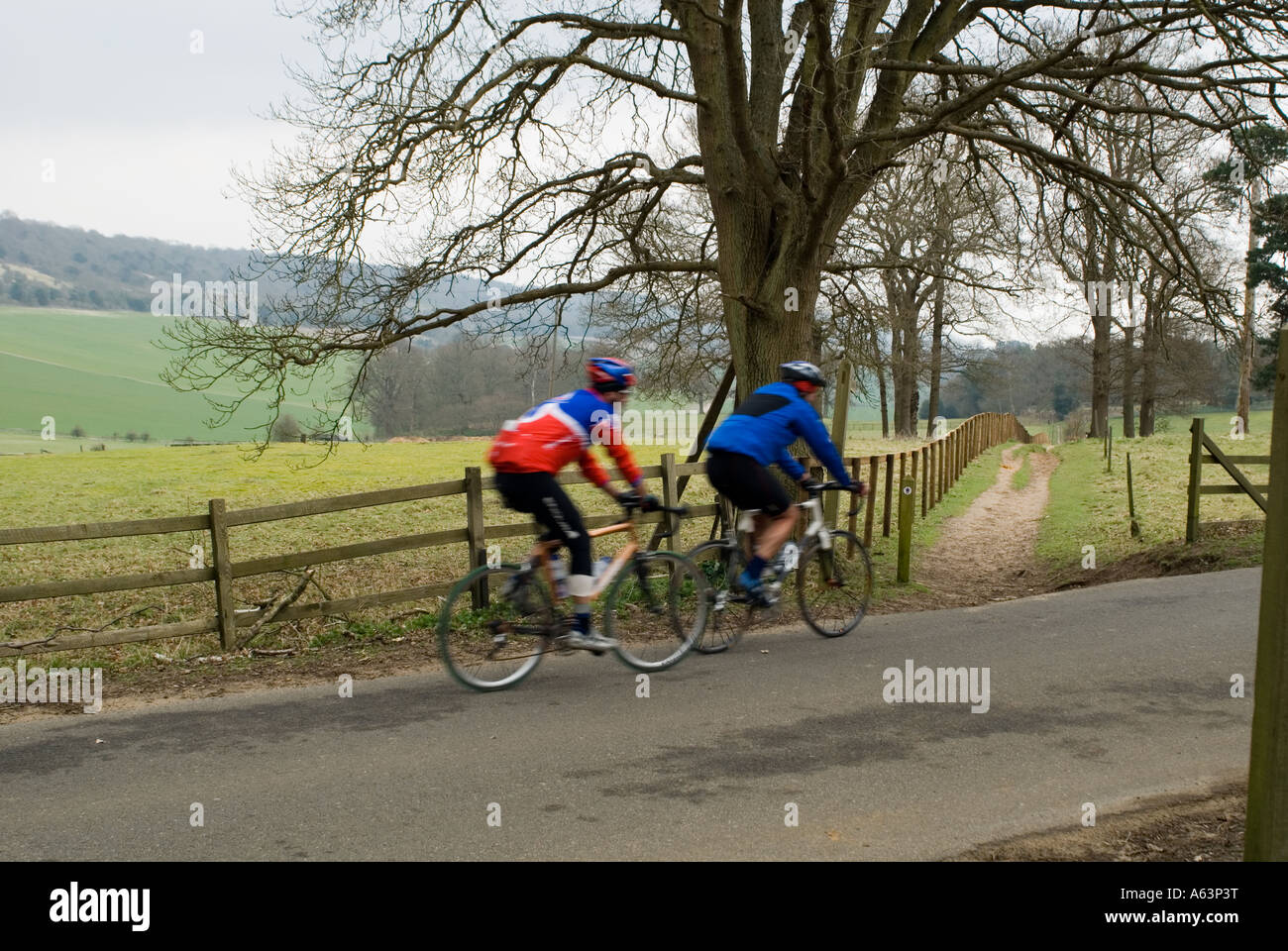 Radfahrer fahren durch die Surrey Hügel an einem kalten Wintertag s Stockfoto