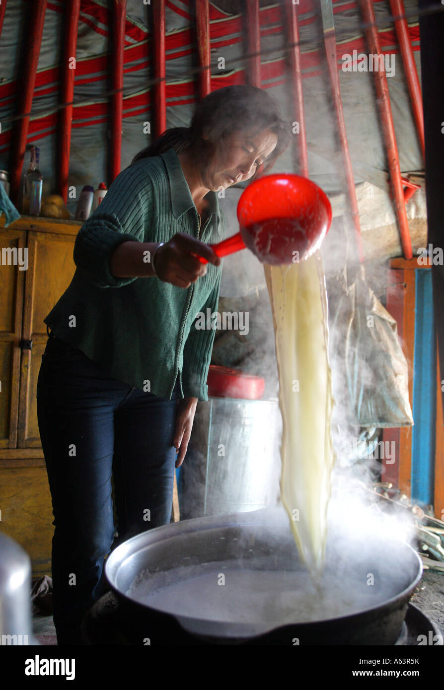 Mongolei - Zubereitung des Tees mit Yak-Milch in einem traditionellen Ger Zelt Stockfoto