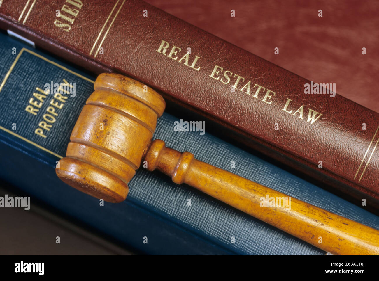 Immobilien Gesetzesbücher und Hammer Stockfoto