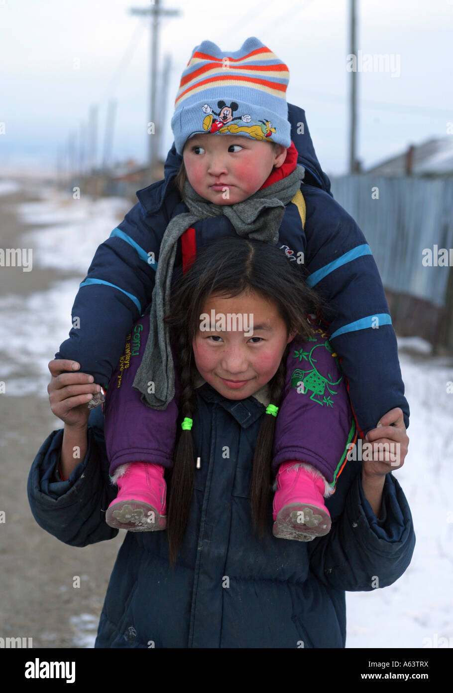 Mongolei, zwei Kinder in der Gemeinde Shuwuu Stockfoto