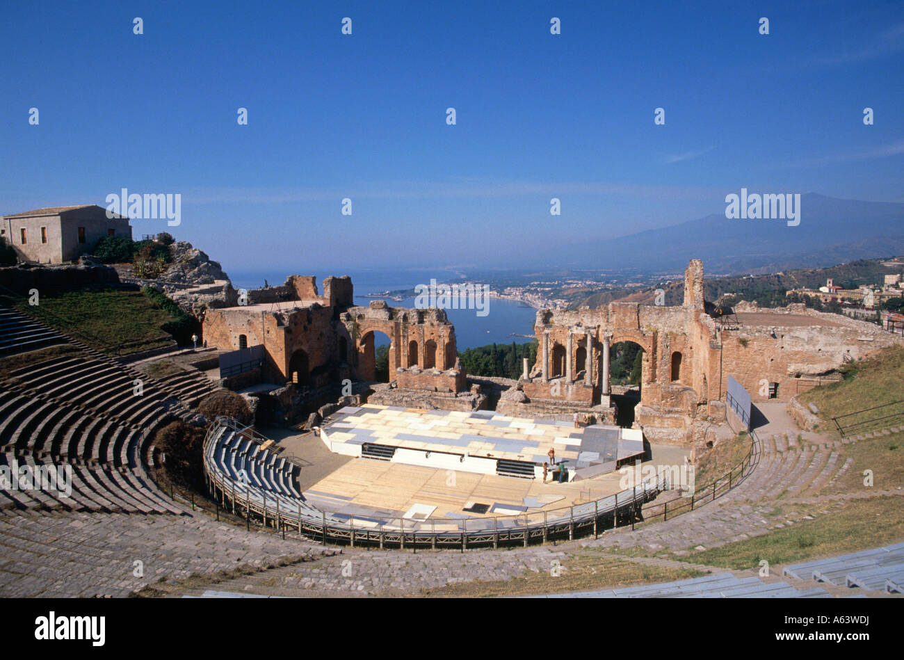 Blick vom griechischen Theater zum Ätna in der Nähe von Taormina Sizilien Italien Stockfoto