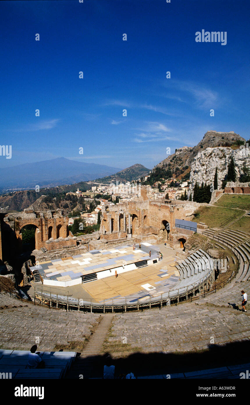 Blick vom griechischen Theater zum Ätna in der Nähe von Taormina Sizilien Italien Stockfoto