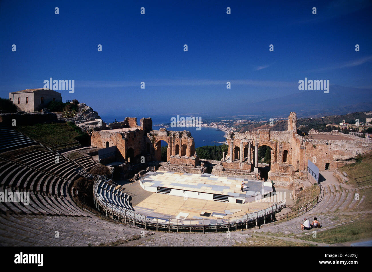 Blick vom griechischen Theater zum Ätna in der Nähe von Taormina Sizilien Italien Stockfoto