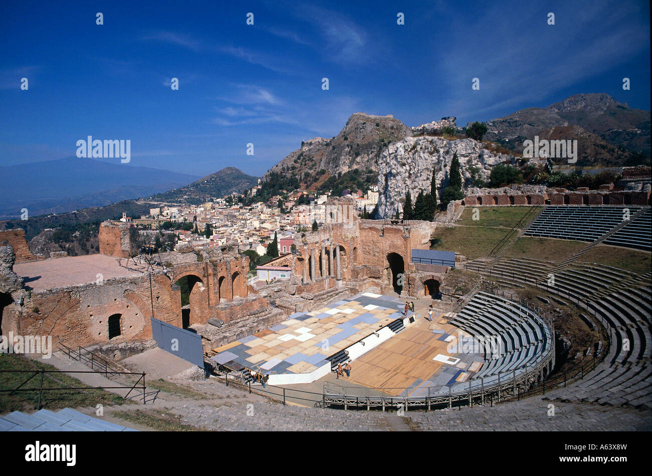 Blick vom griechischen Theater zum Ätna in der Nähe von Taormina Sizilien Italien Stockfoto